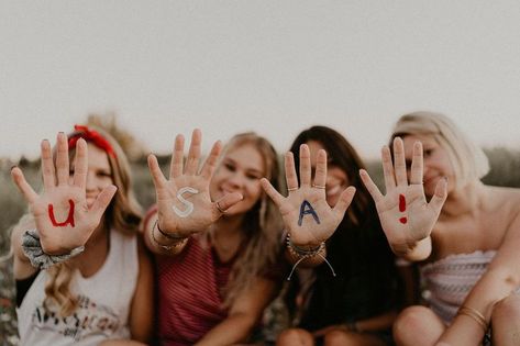 Patriotic Photography, Best Friend Photo Shoot, Fourth Of July Pics, Friend Photo Shoot, 4th Of July Ideas, 4th Of July Pics, 4th Of July Photography, Mini Photo Shoot, Senior Photo Ideas