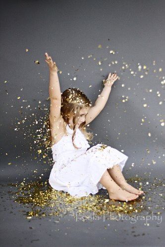 Dit gaan we dit jaar doen! De glitter confetti hebben ze nu bij de zeeman Glitter Carnaval, Glitter Photo Shoots, Photoshoot Backgrounds, My Love Photo, Glitter Photography, Glitter Pictures, Glitter Rosa, Toddler Photography, Glitter Photo