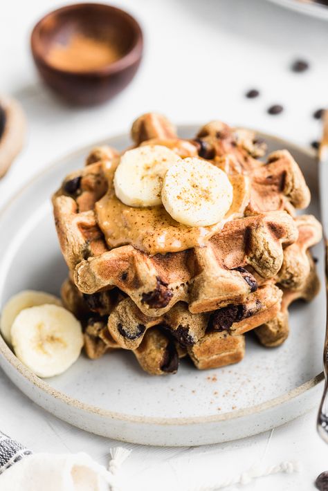 Chocolate Chip Waffles, Banana Waffles, Healthy Waffles, Pie Cupcakes, Waffles Maker, Healthy Banana, Healthy Peanut Butter, Banana Chocolate, Cinnamon Banana