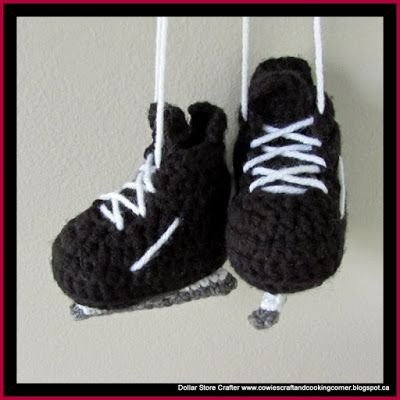 Dollar Store Crafter: Hockey Skate Baby Shoes (FREE PATTERN) Crochet Hockey, Crochet Baby Blanket Beginner, Knitting Clothes, Hockey Skates, Crochet Baby Booties Pattern, Crochet Newborn, Crochet Baby Shoes Pattern, Baby Shoes Pattern, Baby Booties Pattern