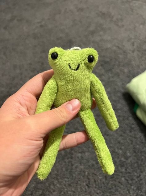 Frog Plushie Diy, Sewing Templates, Handmade Plushies, Cute Sewing Projects, Sewing Stuffed Animals, Sewing Projects For Kids, Diy Creative Crafts, Cute Stuffed Animals, Cute Frogs