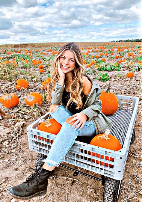 Pumpkin Patch Photoshoot, Pumpkin Field, Pumpkin Patch Pictures, Fall Photo Shoot Outfits, Pumpkin Patch Outfit, The Cardigans, Fall Photo, Fall Photoshoot, Instagram Pose