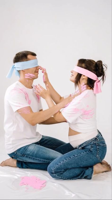 Gender Reveal Ideas Paint, Gender Reveal Ideas With Paint, Photoshoot Gender Reveal Ideas, Gender Reveal Shooting Ideas, Gender Reveal Paint Photoshoot, Studio Gender Reveal Photos, Gender Reveal Studio Photoshoot, Gender Reveal Photo Shoot Ideas, Gender Reveal Shoot