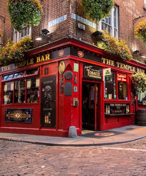 Ireland Temple Bar, The Temple Bar Dublin, Irish Cafe, Dublin Temple Bar, Pub Aesthetic, Backpacking Ireland, Temple Bar Dublin, Ireland Aesthetic, Ireland Weather