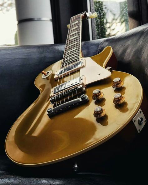 Electric Guitar Les Paul, Les Paul Aesthetic, Gold Electric Guitar, Dream Guitar, Gold Guitar, Guitar Exercises, Learning Guitar, Guitar Obsession, Guitar Practice