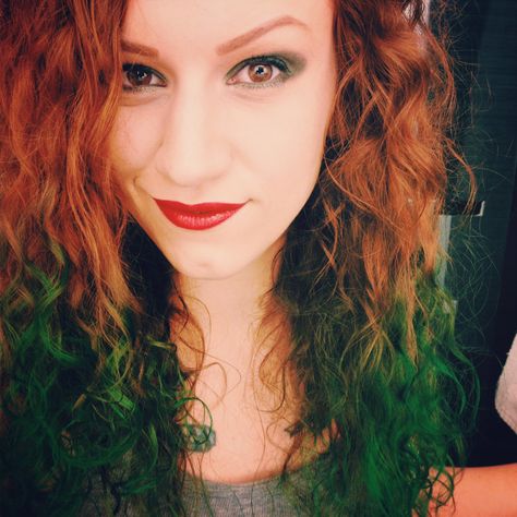 ginger red and emerald green hair Hair Peekaboo, Auburn Hair Dye, Emerald Green Hair, Green Hair Dye, Red Hair With Highlights, Red Hair Inspiration, Underlights Hair, Ginger Red, Peekaboo Highlights