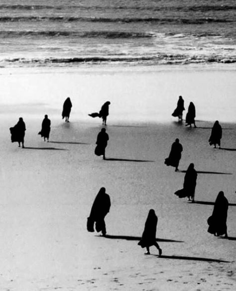 Shirin Neshat, Analogue Photography, Andre Kertesz, Robert Doisneau, Henri Cartier Bresson, Black And White Photograph, French Photographers, Great Photographers, Magnum Photos