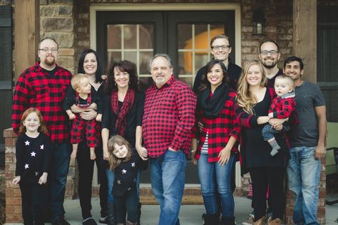 Family Pictures Buffalo Plaid, Buffalo Plaid Photo Shoot Family, Red And Black Plaid Family Pictures, Red Plaid Family Pictures Outfit, Red Buffalo Plaid Family Pictures, Buffalo Plaid Family Pictures, Black And Red Family Photo Outfits, Buffalo Plaid Family Pictures Outfits, Flannel Family Pictures Fall