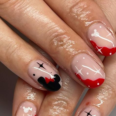 Mickey Christmas Nails Design, Disney Christmas Nails Short, Simple Disney Christmas Nails, Disney Character Nail Designs, Christmas Mickey Nails, Cute Disney Nail Designs, Disney Christmas Nail Art, Mickey Mouse Christmas Nails, Disney Theme Nails