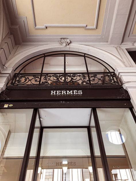 Hermes Store Aesthetic, Hermes Aesthetic Wallpaper, Orange Luxury Aesthetic, Hermes Aesthetic, Hd Landscape, Hermes Store, Shopping Lifestyle, Hermes Orange, Aesthetic Stores