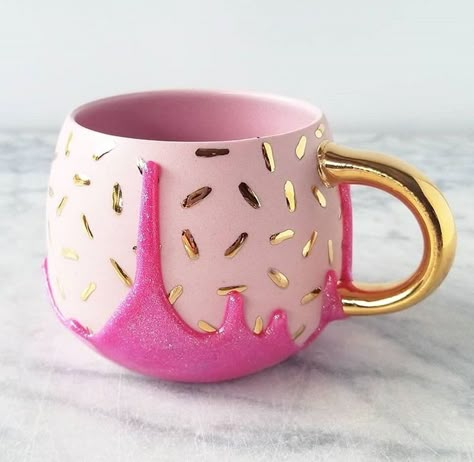 Caneca estilo donut/Cup Cake #caneca #xicara #doce #rosa #dourado #cup #candy #pink #donut #cupcake Donut Cup, Pretty Mugs, Keramik Design, Cute Mug, Cute Coffee Mugs, Cute Kitchen, Cool Mugs, Cute Cups, Cute Mugs