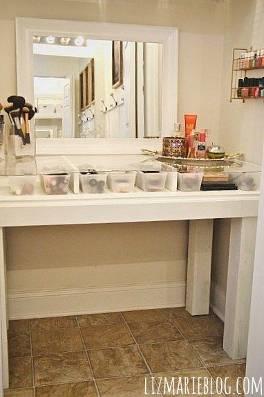 DIY Glass Top Vanity Desk - Directions on how to make your own at lizmarieblog.com Diy Vanity Table, Glass Top Vanity, Closet Vanity, Diy Makeup Vanity, Makeup Area, Top Makeup, Decorative Mirrors, Diy Vanity, Vanity Organization