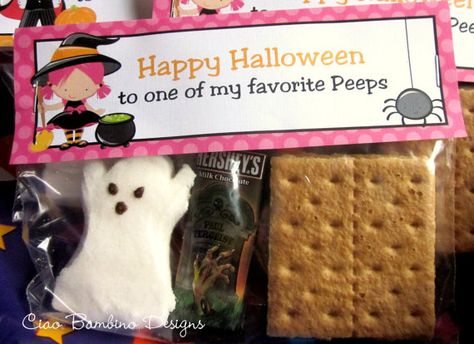 Reminder... Do a Christmas topper with Snowman marshmallow, Smaller Hershy Bar & Gramcracker Halloween WITCH S'Mores DIY Printable Bag Topper by ciaobambino, $6.00 Ghost Peeps, Halloween Smores, Smores Treats, Treat Toppers, Halloween Favors, Halloween Chocolate, Fun With Friends, Bag Toppers, S'mores