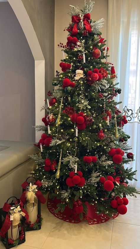 Roses On Christmas Tree, Classic Red Christmas Tree, Christmas Tree Inspo Decorating Ideas, Christmas Tree Inspo Red, Traditional Christmas Decorations Tree, Red Berry Christmas Decor, Real Christmas Tree Ideas, Christmas Tree Ideas 2024 Trends, Roses Christmas Tree