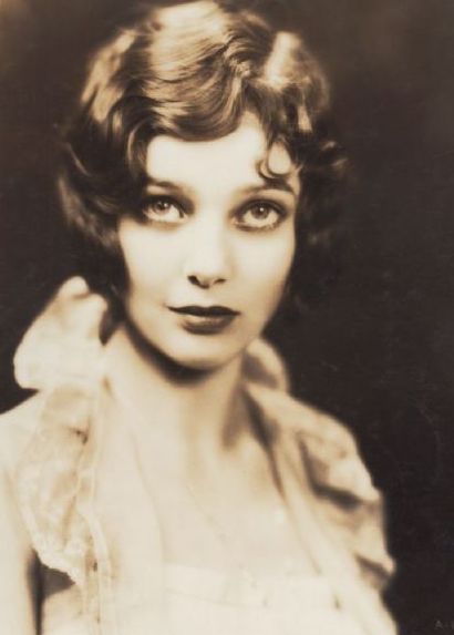 Film noir legend Loretta Young in a '20s pre-code Hollywood promo shot. #actresses Klasik Hollywood, Loretta Young, Louise Brooks, Natalie Wood, Jane Fonda, Vintage Portraits, Silent Film, Vintage Glamour, Blake Lively