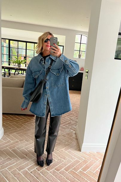 Demin Button Down Shirt Outfit, Oversized Demin Jacket Outfit Winter, Oversized Denim Shirt Street Style, Outfit With Denim Shirt Women, Oversized Demin Shirt Outfit, Denim Shirt Winter Outfit, Denim T Shirt Outfit Women, Denim Shirt Outfit Women Winter, Big Denim Shirt Outfit