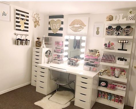 Makeup Room Diy, Vanity Goals, Makeup Room Ideas, Rangement Makeup, Zimmer Diy, Makeup Vanities, Desk Organization Diy, Makeup Room Decor, Beauty Room Decor