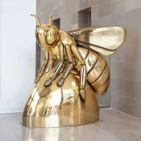 Bee Sculpture, Metal Bee, Be Attractive, Bees And Wasps, Steel Sculpture, Animal Theme, Art Classes, Big Size, Sculpture Art