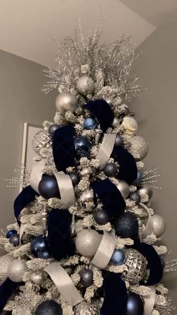 White Christmas Tree With Blue Ornaments, Blue Christmas Trees, Blue Christmas Tree Decorations, Blue Christmas Decor, Silver Christmas Decorations, Plaid Christmas Decor, Christmas Tree Decorating Themes, Blue Christmas Tree, Elegant Christmas Trees