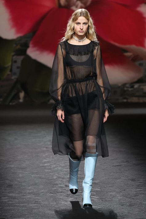 How to wear sheer clothes in 2024 and not feel naked Sheer Dresses Outfit, Organza Outfit, Sheer Dresses, Vietnam Fashion, Black Sheer Dress, Sheer Clothing, Spring Summer Trends, Fashion People, Spring Summer Dress