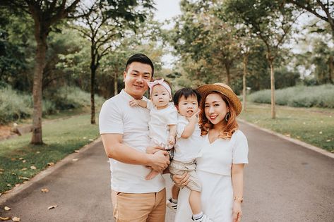 Family With Twins Photography, Family Pictures With Twins, Twin Family Photoshoot, Family Photos With Twins, Young Family Photoshoot, Twin Birthday Pictures, Twin Photoshoot, Twins Photoshoot, Twin Baby Photography