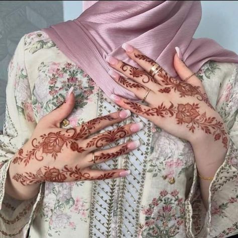 Captions For Mehndi, Top Poses, Marriage Clothes, Wedding Henna Designs, Eid Pics, Simple Mehendi, Henna Inspiration, Mahendi Designs, Simple Mehendi Designs