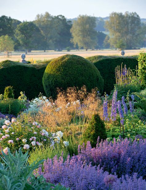 Inside the painterly walled garden of a 16th-century Wiltshire castle | House & Garden Planting Schemes, Romantic Backdrop, Sunken Garden, Stone Vase, English Country Style, Formal Garden, Walled Garden, Castle Garden, Garden Architecture