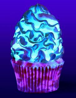 These magic glow-in-the-dark cupcakes are made with strawberry essence and a meringue buttercream frosting. The neon trick - it's all in the tonic water!   Halloween Glow-in-the-Dark Spooktacular Halloween Party Decorations. Costumes & Food Ideas Glow In The Dark Cupcakes, Meringue Buttercream Frosting, Galaxy Cupcakes, Neon Galaxy, Neon Cakes, Glow In Dark Party, Types Of Chocolate, Yellow Foods, Unicorn Cupcakes