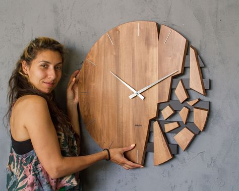 Handmade Wooden Desk, Clocks Design, Wood Clock Design, Office Wall Clock, Zeus Tattoo, Minimalist Wall Clocks, Living Room Clocks, Cnc Furniture, Office Clock