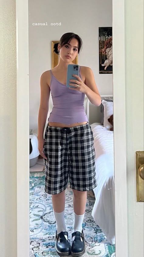 Boxer Short Outfits Aesthetic, Boxer Short Street Style, Spring Boxers Outfit, Girl Boxer Shorts Outfit, Jorts Outfit Women’s Boxers, Boxer Short Outfits, Boxer Shorts For Women Outfit, Plaid Shorts Outfit, Plaid Aesthetic