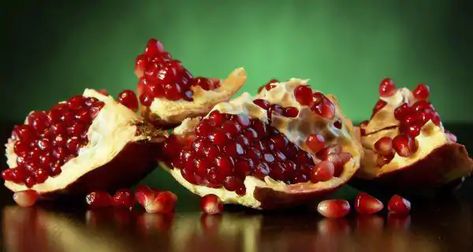 11 health benefits of pomegranate peel you never knew! Healthy Food Activity, Pomegranate Peel Powder, Health Benefits Of Pomegranate, Food Esthetics, Pomegranate Peel, Health Herbs, Homemade Scrub, Heal Your Gut, Holistic Health Remedies