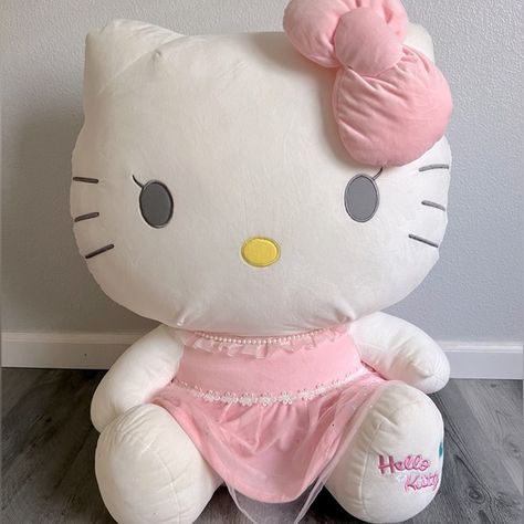 Jumbo Hello Kitty plush Hello Kitty Clips, Dr Belongings, Giant Plush, Hello Kitty Toys, Pinterest Contest, Im So Excited, Fashion Japanese, Stuffed Animal Cat, Kitty Plush