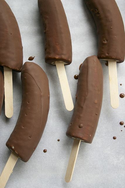 Chocolate Dipped Bananas, Banana Dip, Chocolate Covered Bananas, Lemon Bowl, Dessert Bar, On A Stick, Easy Chocolate, Chocolate Dipped, A Stick