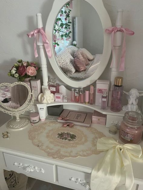 رسم كاريكاتير, Princess Room, Girly Room, White Vanity, Cute Room Ideas, Pretty Room, Dreamy Room, Vintage Room, Dream Room Inspiration