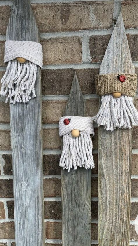 Joululahjat Diy, Jul Diy, Fence Picket, Christmas Wood Crafts, Holiday Crafts Christmas, Mobile Homes, Fabric Christmas Ornaments, Christmas Ornament Crafts, Christmas Wreaths Diy