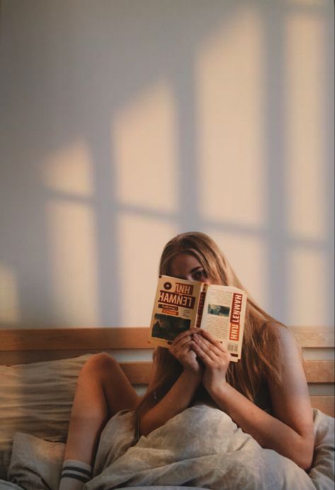 Sunlight Selfie Ideas, Book Selfie Ideas Pictures, Sunlight Home, Aesthetic Sunlight, Photo Ideas At Home, Sunlight Aesthetic, Photo At Home, Inspi Photo, Sunlight Photography