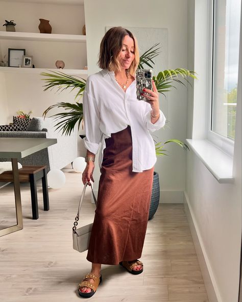 Oh Friday, it’s so good to see you - anyone else? Wearing the best linen shirt I’ve ever owned - it wears so well and doesn’t really crease. New skirt, creases more but I love it. Really old sandals. Outfit linked on stories/August highlights #linenoutfit #outfitshare #petitefashion #fashionover40 #stradivarius #stradilooks #summeroutfitideas #simpleoutfit #everydayoutfits Sandals Outfit, Good To See You, Fashion Over 40, Petite Fashion, Linen Clothes, I Love It, Linen Shirt, Simple Outfits, Everyday Outfits