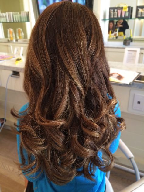 The back of a Cosmo Tai at #DryBar with its thickness, volume, and curls! Blow Dry With Curls, Drybar Hairstyles, Blow Dry Hair Curls, Blowout Styles, Patio Furniture Modern, Blowdry Hair, Blow Wave, Curly Blowdry, Blowdry Styles