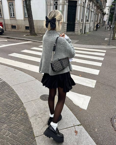 Black Mini Skirt Outfit Winter, Mini Skirt Outfit Winter, Black Mini Skirt Outfit, Grey Sweater Outfit, Black Skirt Outfits, Knitwear Trends, Chic Winter Outfits, Winter Skirt Outfit, Pretty Skirts