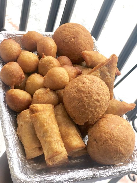 This is a pack of springroll, samosa, puff and eggroll Small Chops, Meat Pie Recipe, Presentation Ideas, Nigerian Food, Gallery Wallpaper, Meat Pie, Interesting Food, Hot Chocolate Recipes, Buffet Food