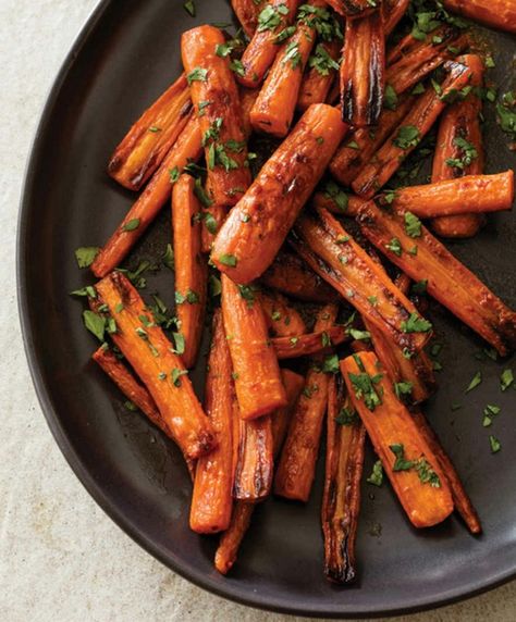 Spicy Roasted Carrots with Cilantro - Daily Mediterranean Diet Recipes For Dinner Party, Awesome Dinner Ideas, Ginger Carrots, Mediterranean Cookbook, Healthy Thanksgiving Recipes, Nourishing Traditions, Mediterranean Meals, Healthy Thanksgiving, Cooked Carrots