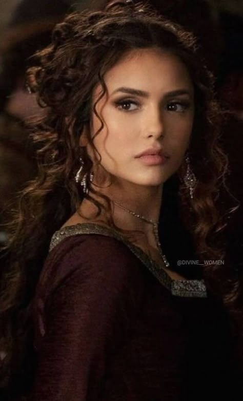 Katherine Pierce Hair, Vampire Diaries Nina Dobrev, Katherine Pierce Outfits, Curly Bridal Hair, Divine Women, Vampire Diaries Outfits, Katerina Petrova, Vampire Diaries Movie, Katherine Pierce