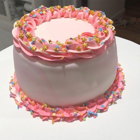 Hugs And Cakes on Instagram: “So simple yet so cute! Baby pink funfetti cake with funfetti frosting! #funfetti #birthdaycake #pink #newyork #hugsandcakesny…” Cute Funfetti Cake, Pink Confetti Cake, Birthday Cake Funfetti, Funfetti Valentines Cake, Funfetti Cake Aesthetic, Pink Funfetti Cake Birthday, Dense Funfetti Cake, Funfetti Frosting, Pink Pie