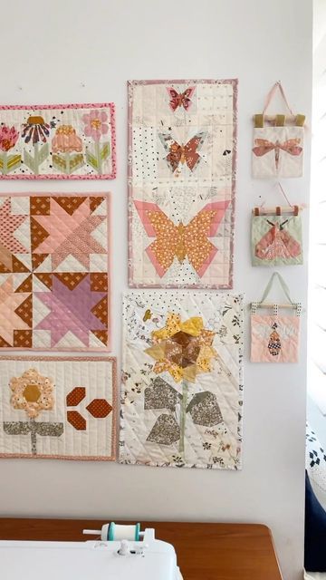 Flower Patchwork Quilt, Small Quilt Wall Hangings, Mini Wall Hanging Quilt, Small Quilted Projects, Granny Square Quilt Pattern, Fabric On Wall, Quilt Backdrop, Quilted Decor, Small Quilting Projects