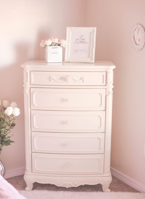 Bedroom Feminine, Muebles Shabby Chic, Bedroom Beautiful, Feminine Bedroom, Shabby Chic Living, Shabby Chic Room, Shabby Chic Living Room, Shabby Chic Dresser, Shabby Chic Bathroom