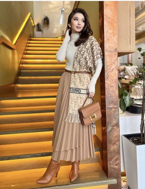 Pleated Skirt Outfit Ideas Winter, Brown And White Outfit, Japanese Winter Fashion, Brown Pleated Skirt, Stylish Outfits Casual, Classy Winter Outfits, Fancy Sarees Party Wear, Dressy Casual Outfits, Modest Dresses Casual