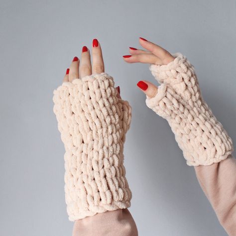 Puffy Ip, Yarn Diy Projects, Puffy Yarn, Rope Bags, Knitted Wrist Warmer, Crochet Mittens Pattern, Hand Knitting Diy, Finger Crochet, Glove Pattern