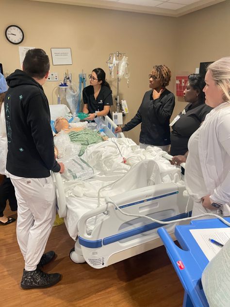 Critical Care Nurse residents in the simulation lab during a malignant hyperthermia drill. Accident Victim On Hospital Bed, Hospital Pictures Accident, Hospital Admit Pics, Pilot Uniform Men, Surgery Room, Jennifer Aniston Videos, Prison Jumpsuit, Nurse Style, Doctor Life