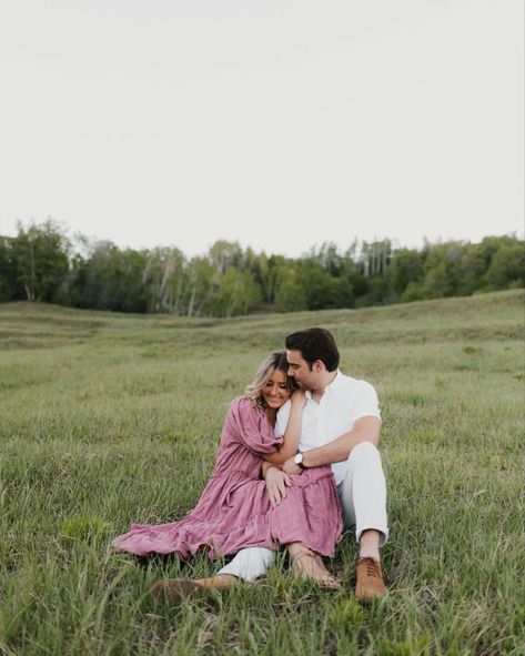 Dusty Rose Engagement Photos, Photo Outfit Ideas Couple, Off The Shoulder Engagement Photos, Couples Photoshoot Long Dress, Park Couple Photoshoot Ideas, Engagment Nature Photos, Grassy Engagement Pictures, Engagement Photoshoot Ideas Spring, Seated Engagement Photos