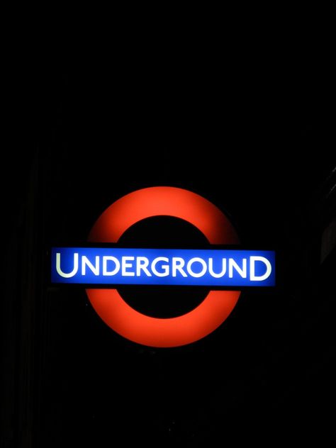 london underground Uk Scenery, Underground Sign, Phonecase Ideas, Tube Art, Logo Packaging Design, Historic London, Tube Train, Big Red Bus, British Things